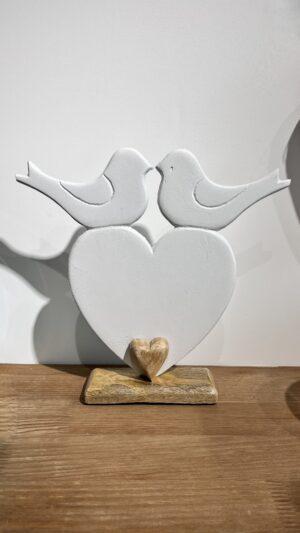 Coeur avec ensemble d’oiseau sur pied en bois blanc