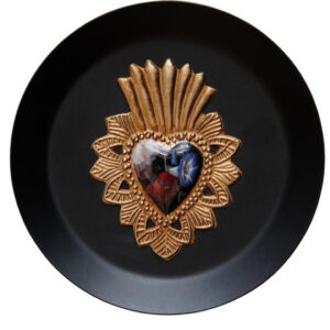 Cadre noir rond et ex voto fleuri